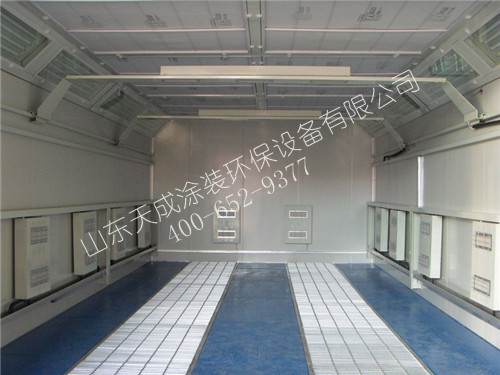 汽車烤漆房內(nèi)景