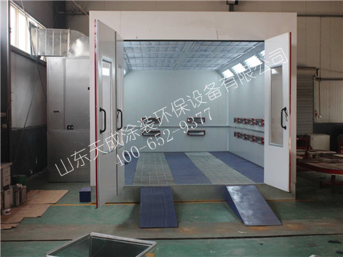 汽車烤漆房內(nèi)景